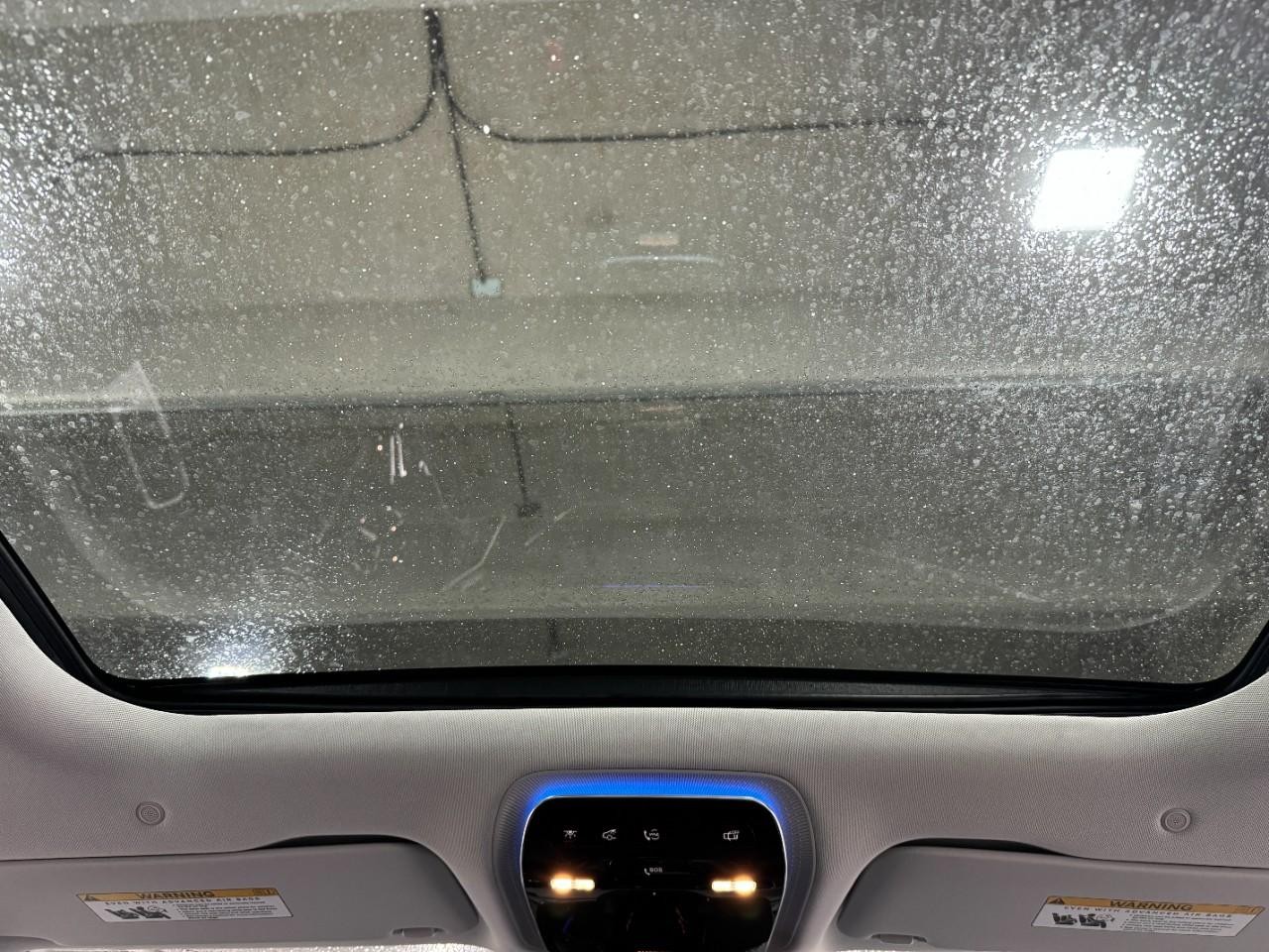 Mercedes-Benz E-Class Vehicle Full-screen Gallery Image 11