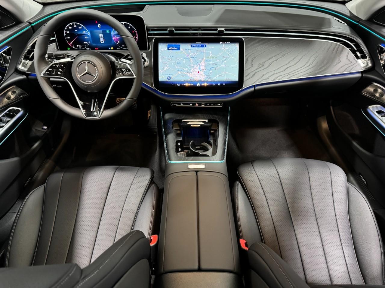 Mercedes-Benz E-Class Vehicle Full-screen Gallery Image 12