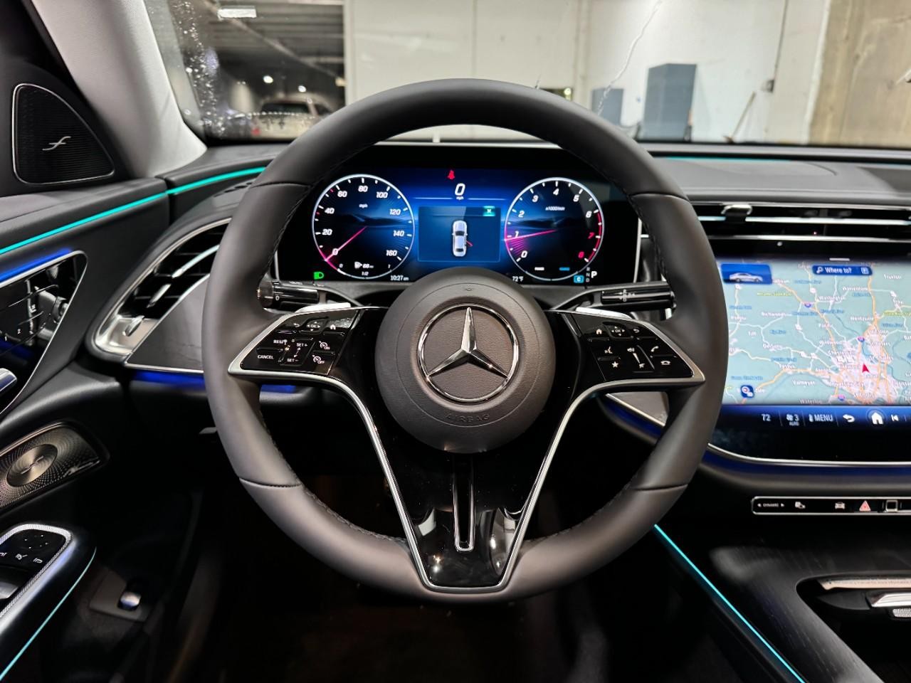 Mercedes-Benz E-Class Vehicle Full-screen Gallery Image 13