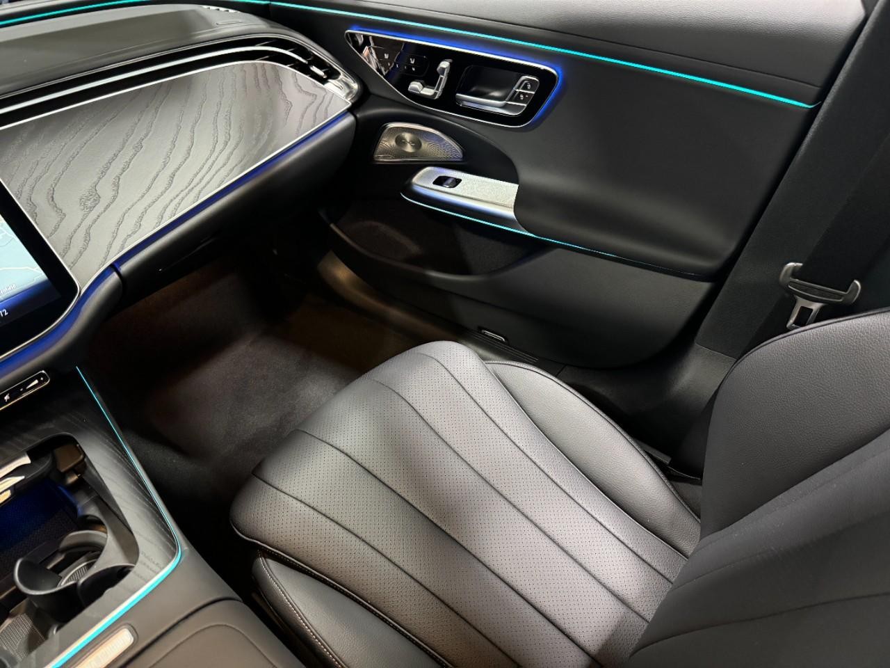 Mercedes-Benz E-Class Vehicle Full-screen Gallery Image 15