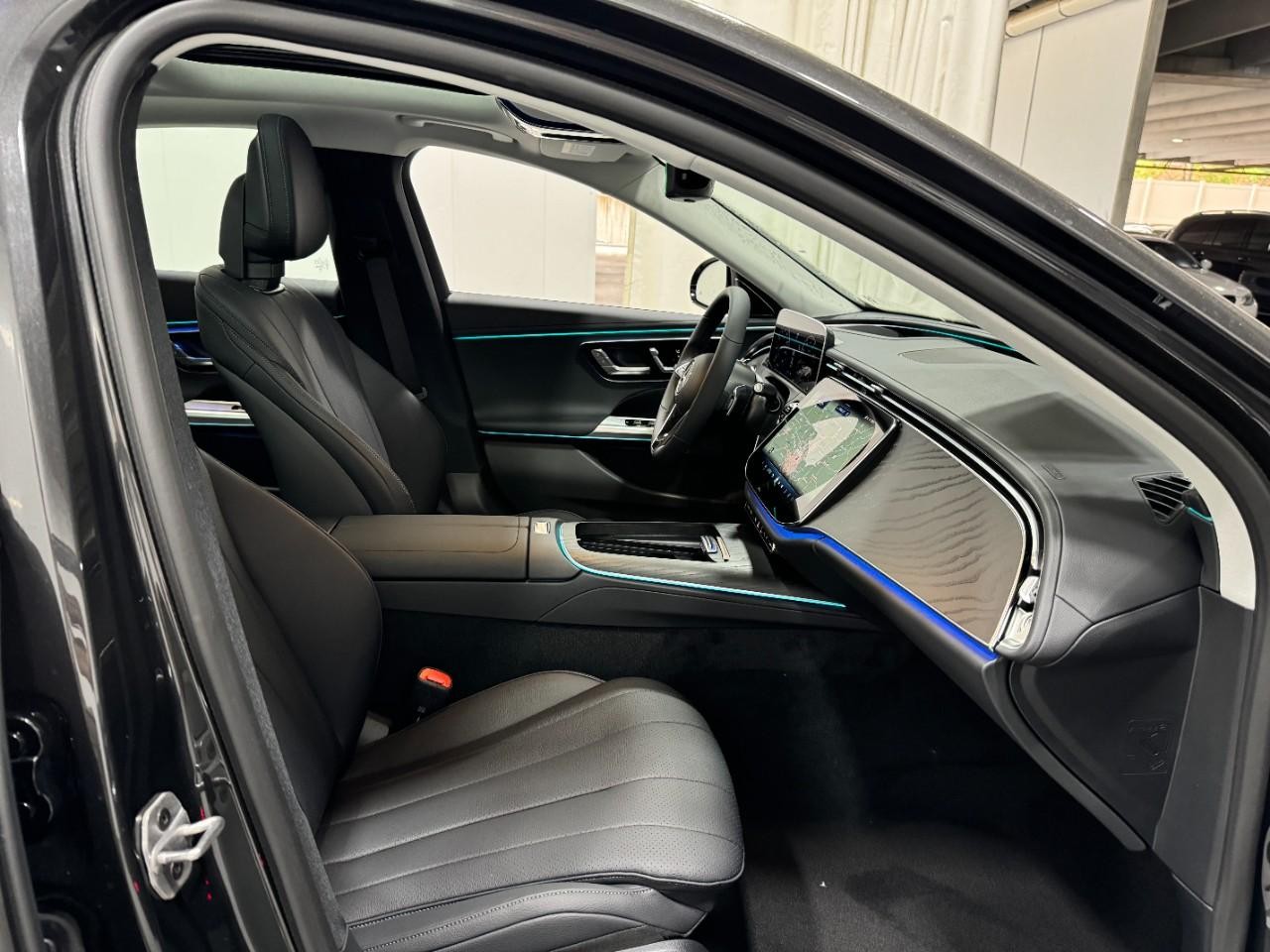 Mercedes-Benz E-Class Vehicle Full-screen Gallery Image 16