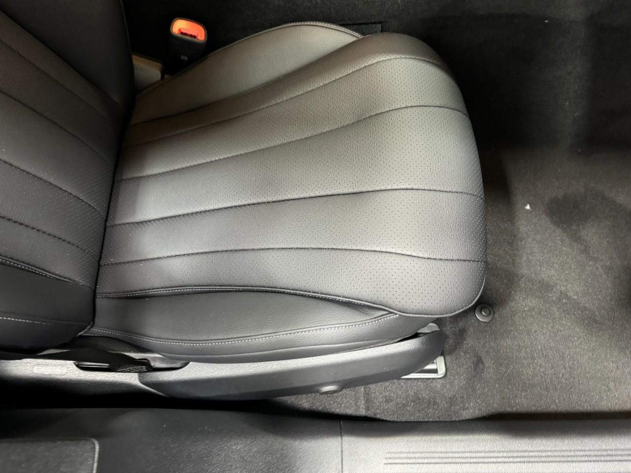 Mercedes-Benz E-Class Vehicle Full-screen Gallery Image 17