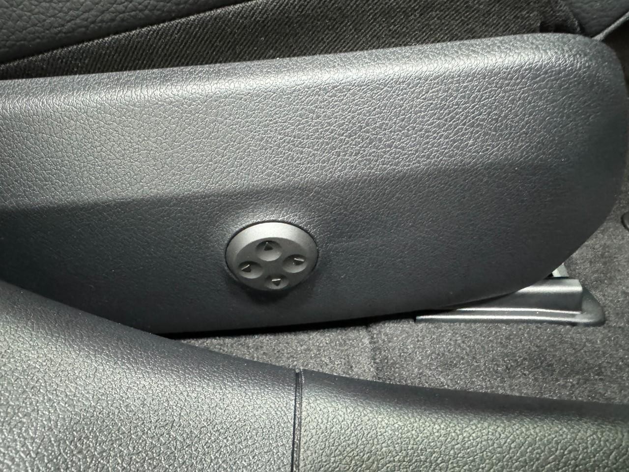 Mercedes-Benz E-Class Vehicle Full-screen Gallery Image 18