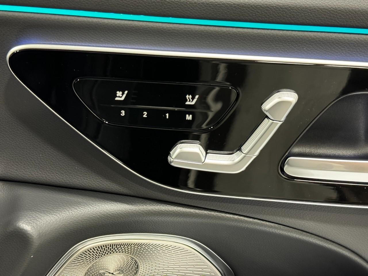 Mercedes-Benz E-Class Vehicle Full-screen Gallery Image 19