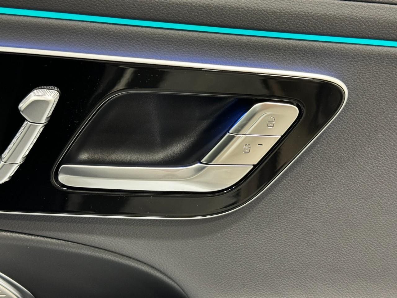 Mercedes-Benz E-Class Vehicle Full-screen Gallery Image 20