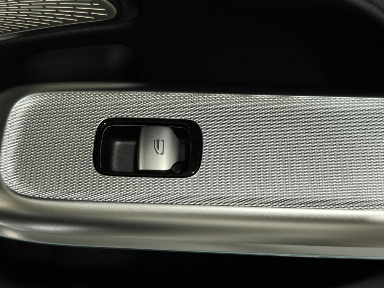 Mercedes-Benz E-Class Vehicle Full-screen Gallery Image 21