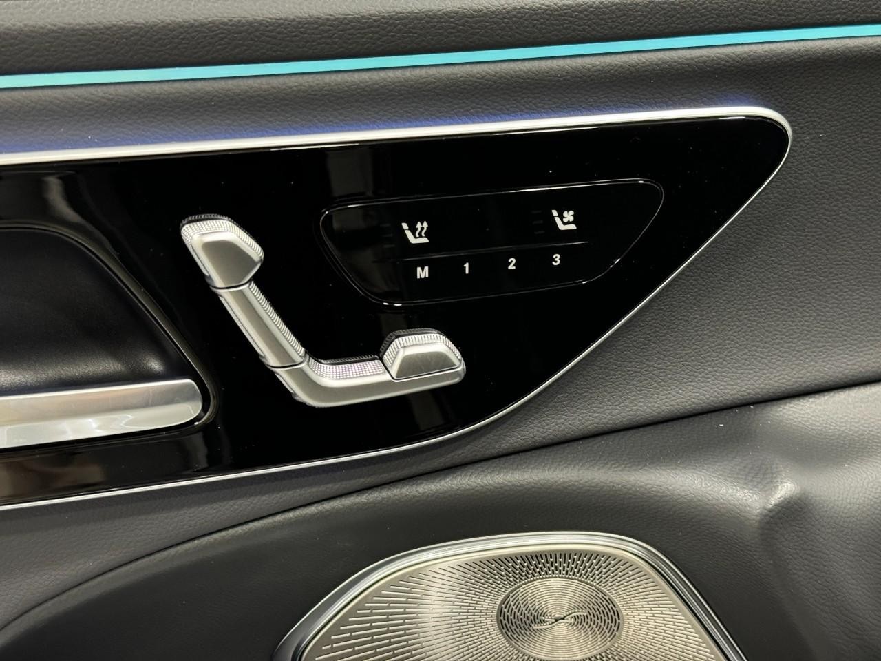 Mercedes-Benz E-Class Vehicle Full-screen Gallery Image 22