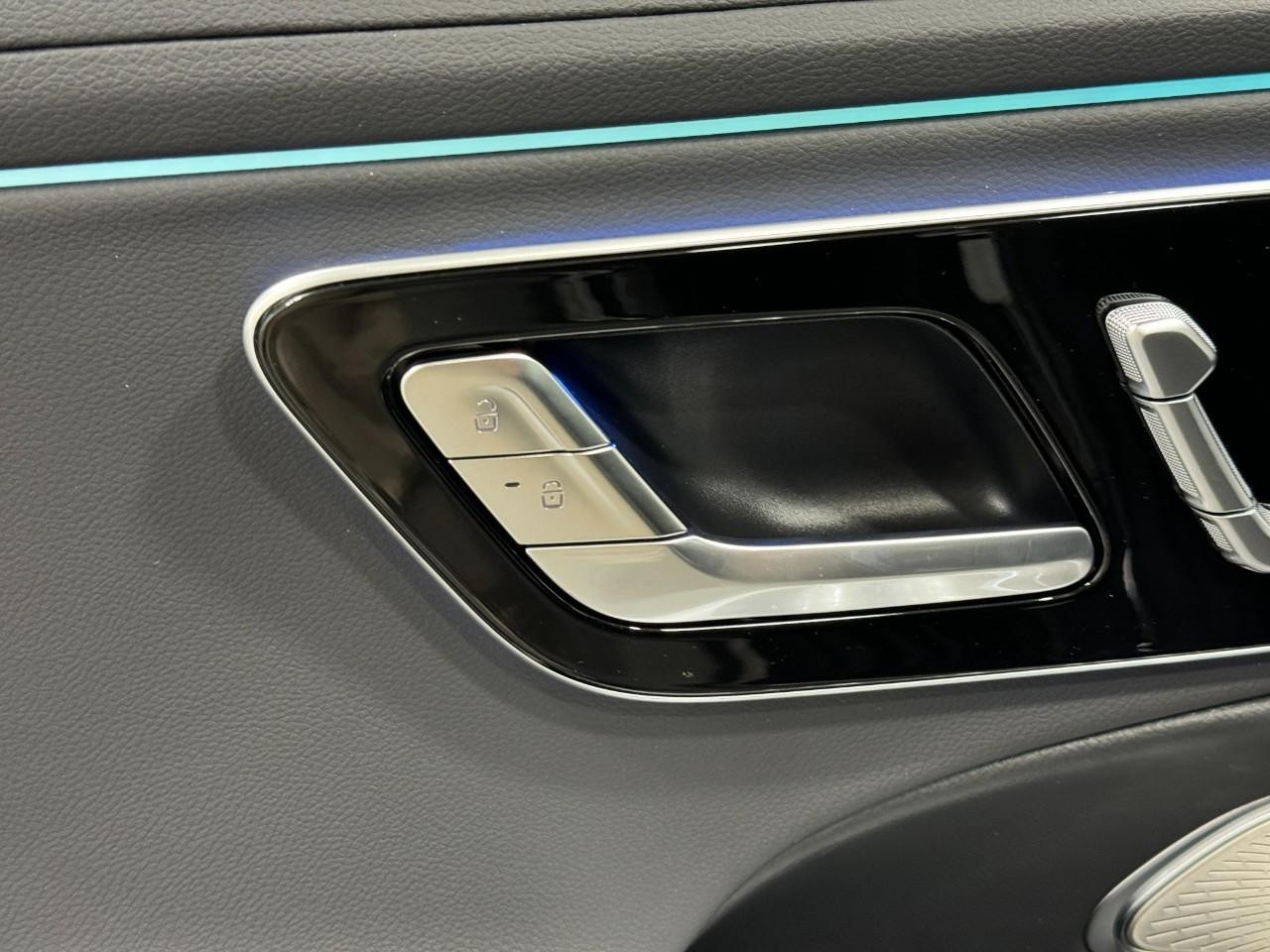 Mercedes-Benz E-Class Vehicle Full-screen Gallery Image 23