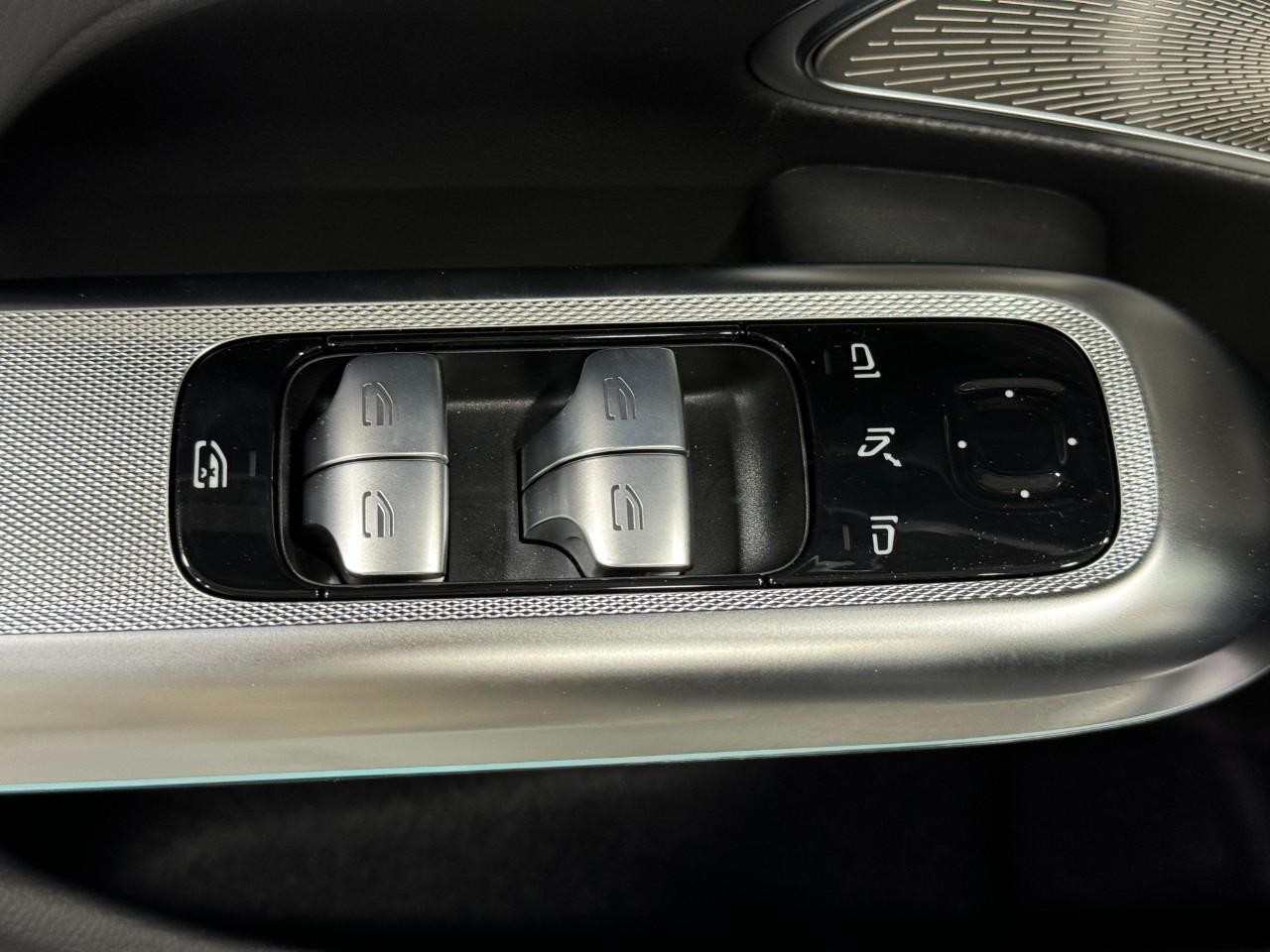 Mercedes-Benz E-Class Vehicle Full-screen Gallery Image 24