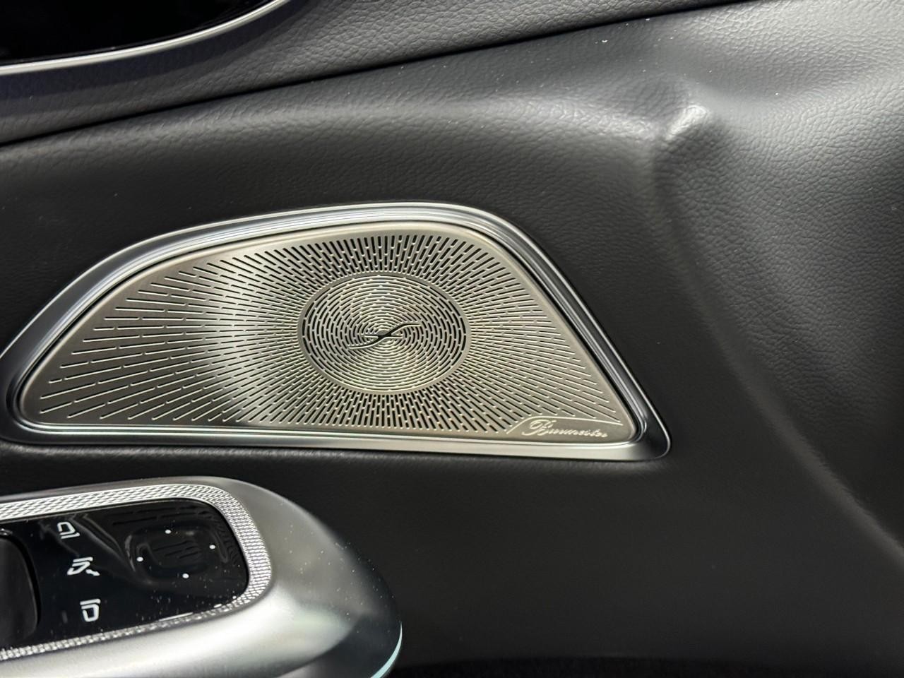 Mercedes-Benz E-Class Vehicle Full-screen Gallery Image 25