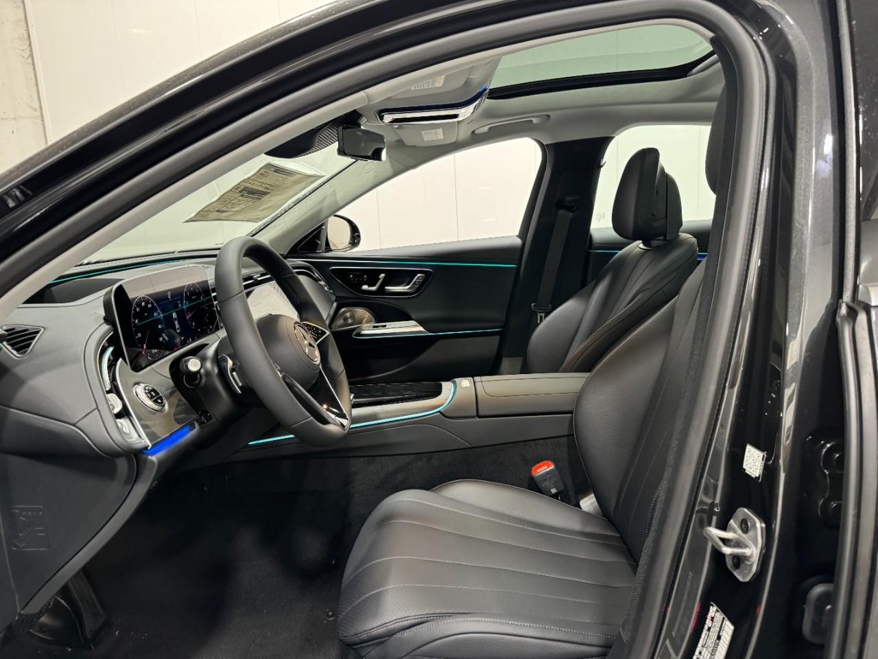 Mercedes-Benz E-Class Vehicle Full-screen Gallery Image 27