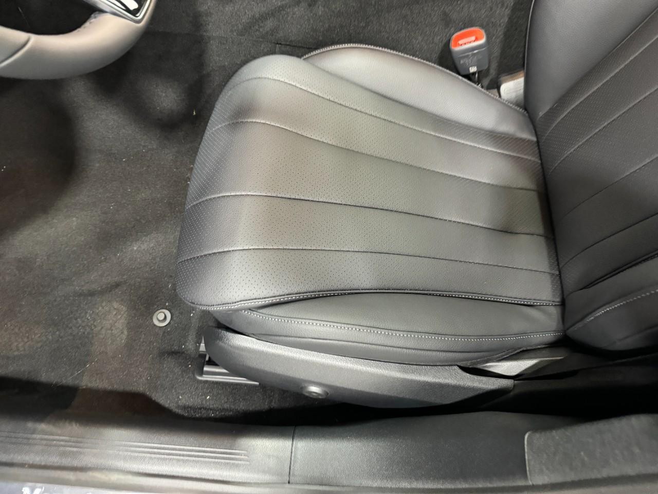 Mercedes-Benz E-Class Vehicle Full-screen Gallery Image 28