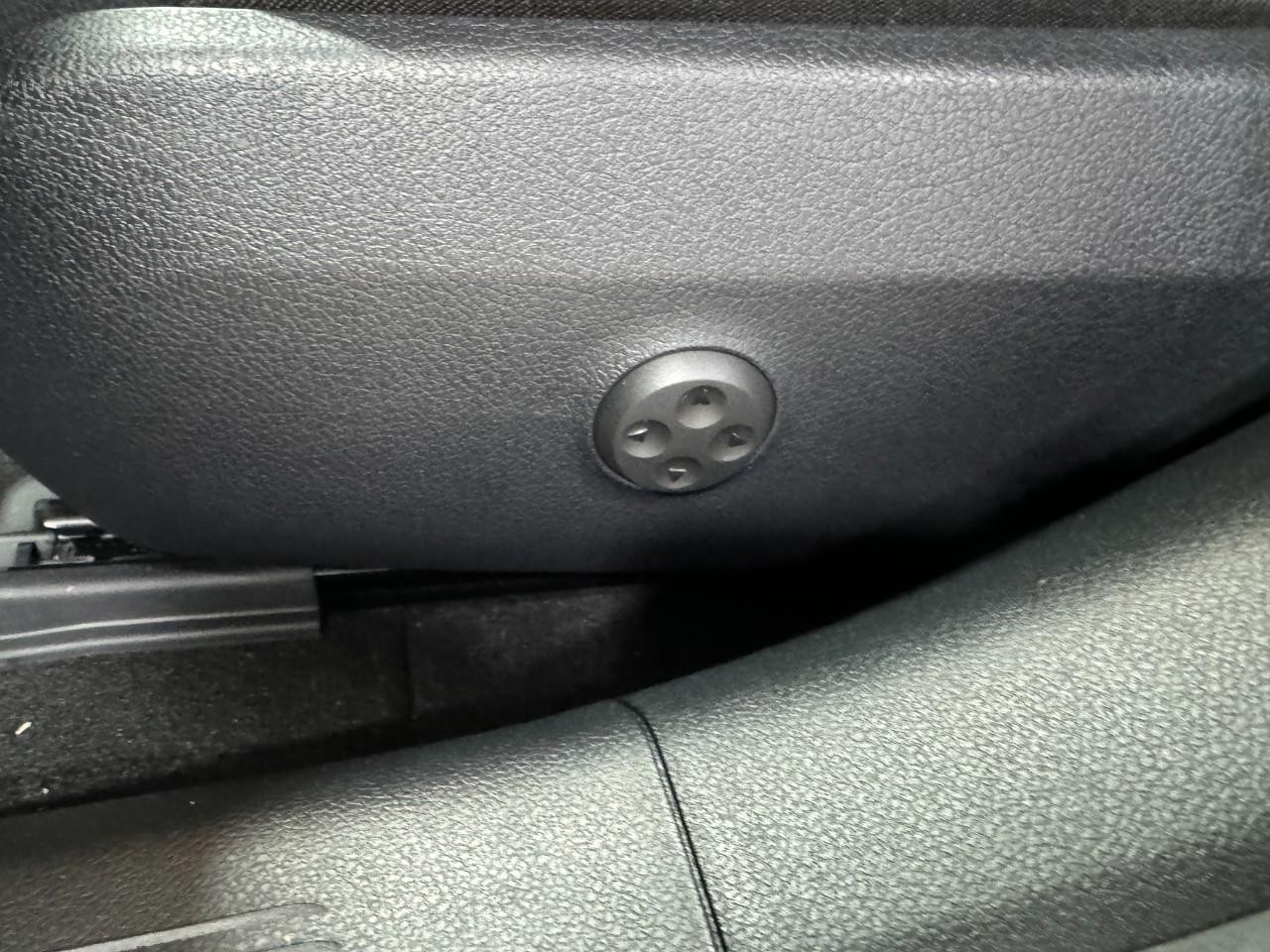 Mercedes-Benz E-Class Vehicle Full-screen Gallery Image 29