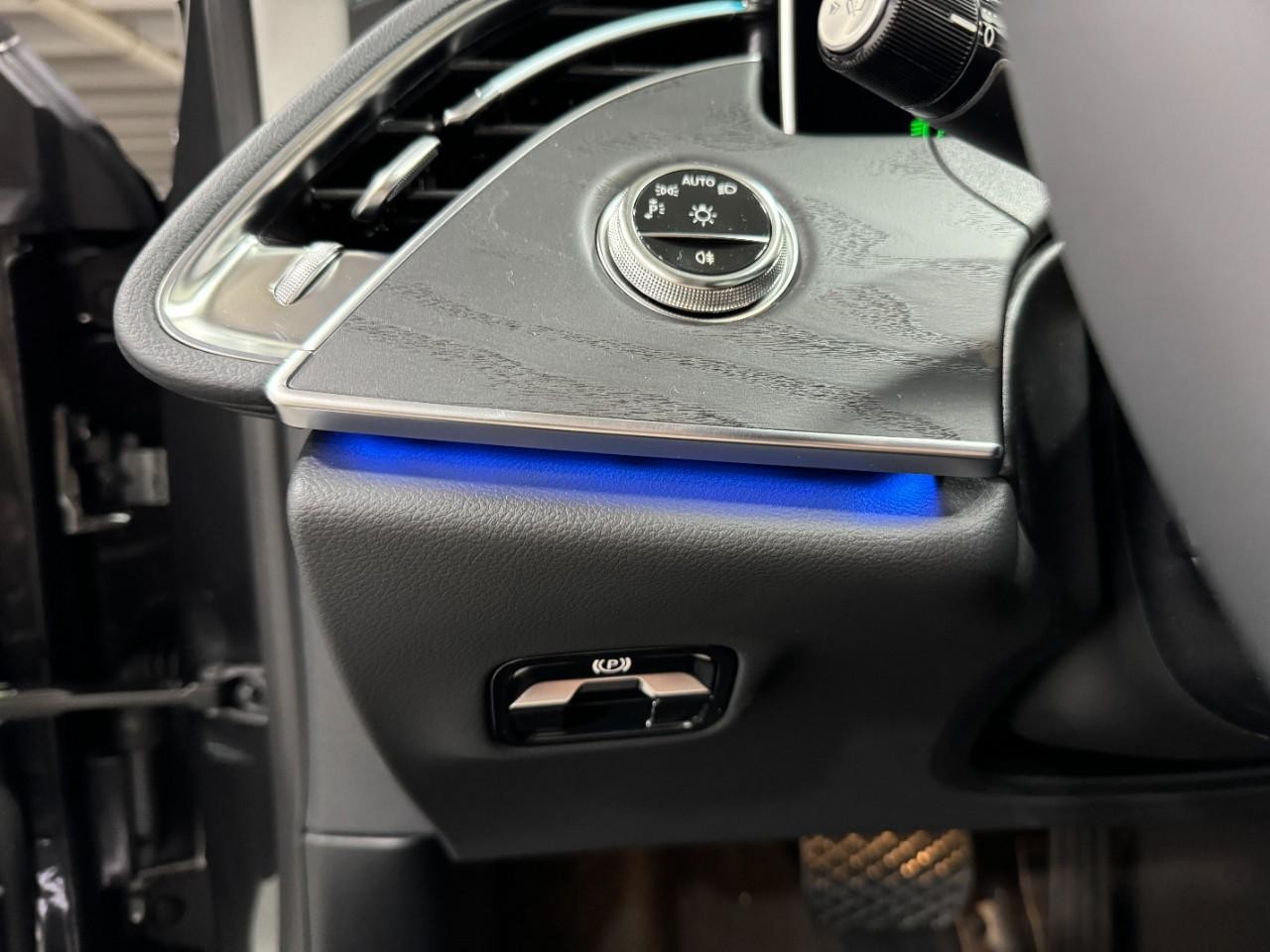 Mercedes-Benz E-Class Vehicle Full-screen Gallery Image 30