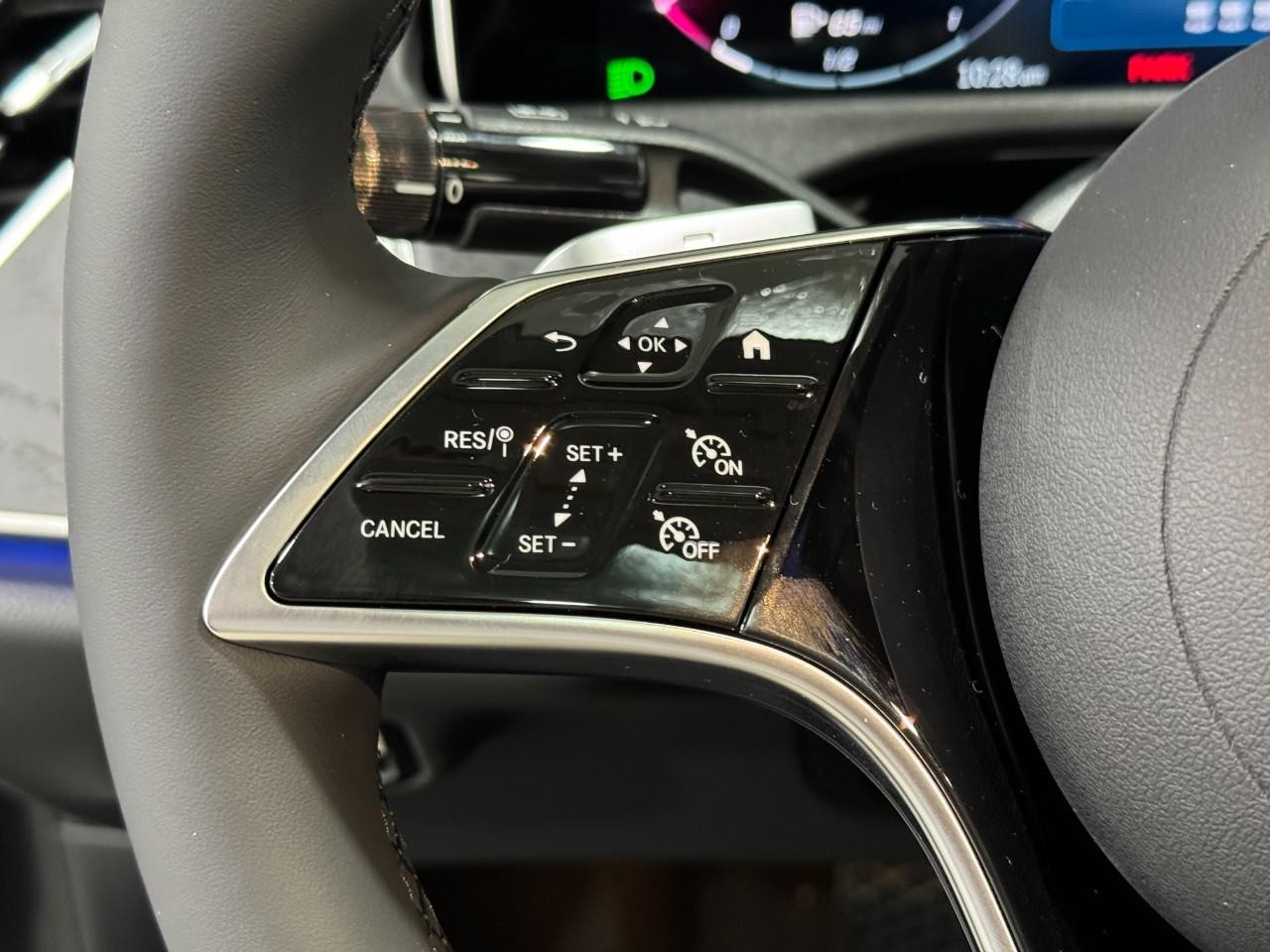 Mercedes-Benz E-Class Vehicle Full-screen Gallery Image 31