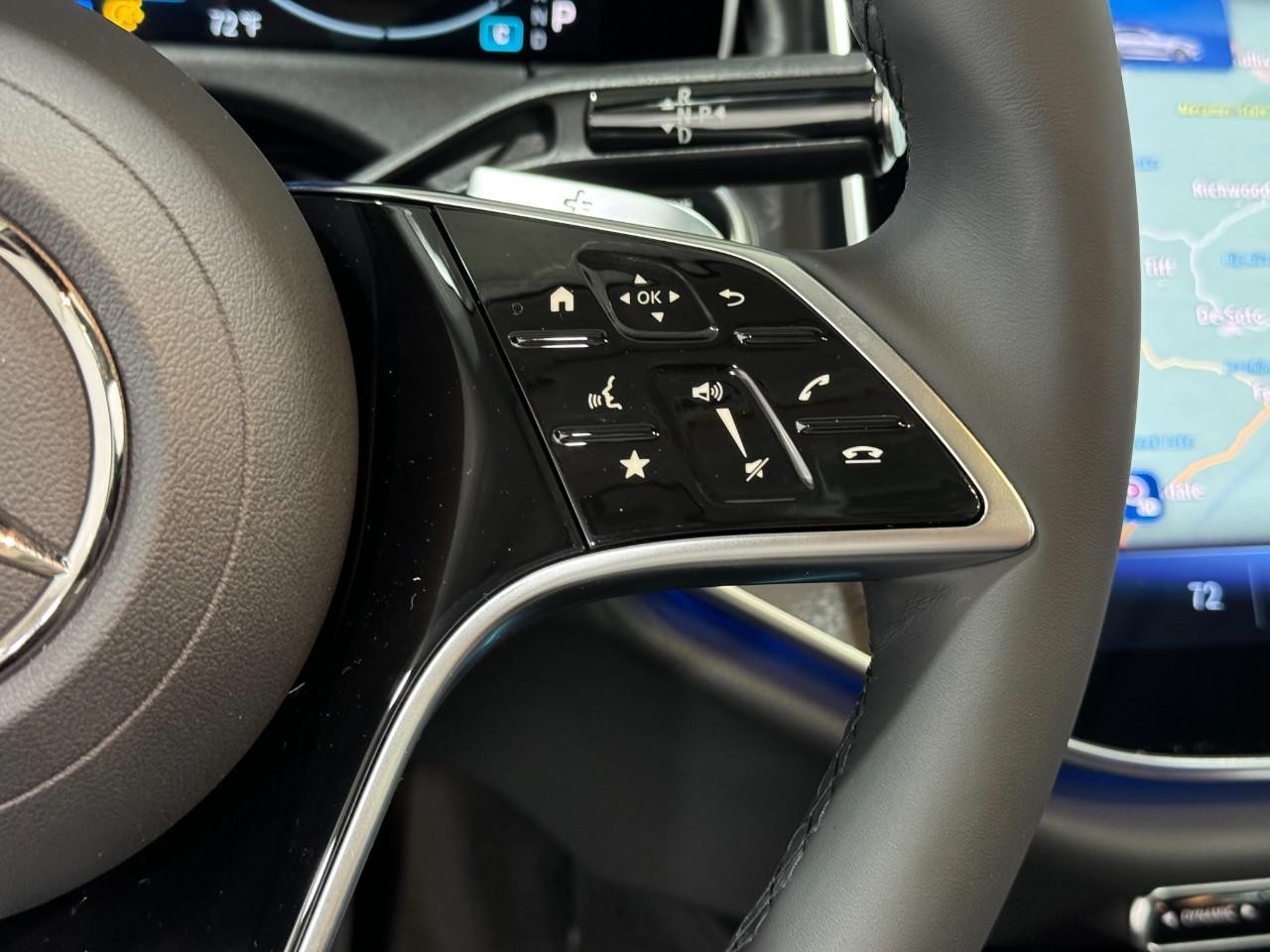 Mercedes-Benz E-Class Vehicle Full-screen Gallery Image 32