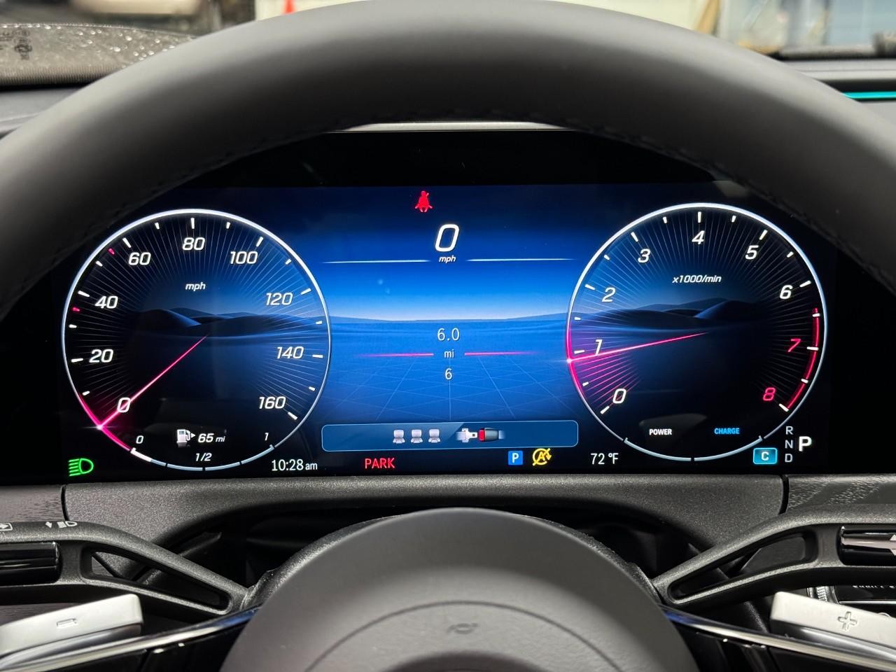 Mercedes-Benz E-Class Vehicle Full-screen Gallery Image 33