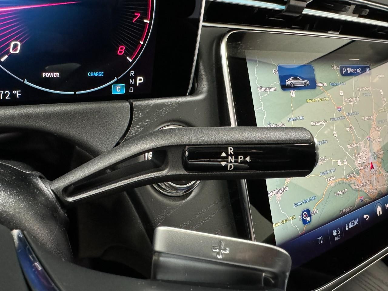 Mercedes-Benz E-Class Vehicle Full-screen Gallery Image 34