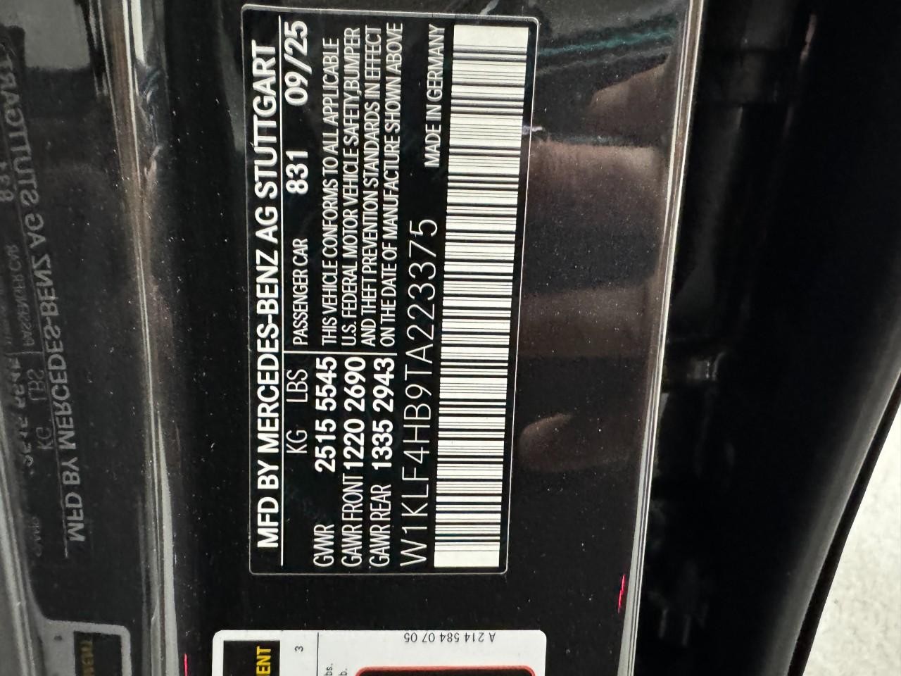 Mercedes-Benz E-Class Vehicle Full-screen Gallery Image 36