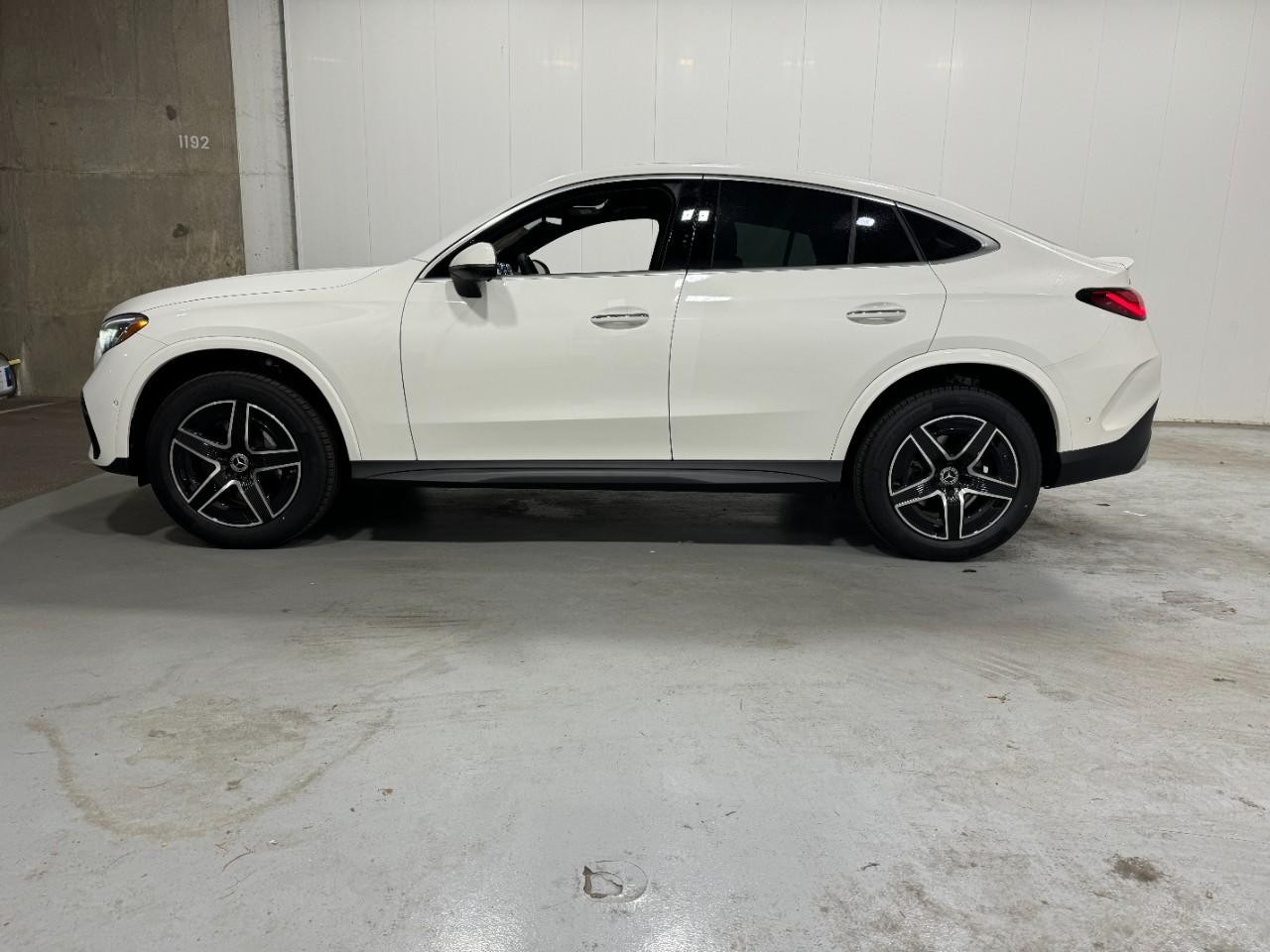 Mercedes-Benz GLC Vehicle Full-screen Gallery Image 2