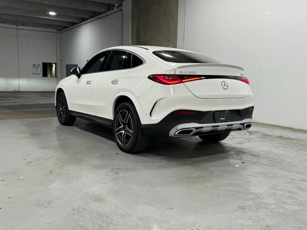 Mercedes-Benz GLC Vehicle Full-screen Gallery Image 3