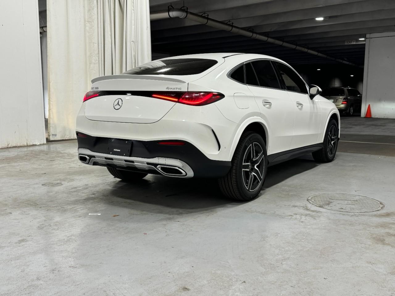 Mercedes-Benz GLC Vehicle Full-screen Gallery Image 4