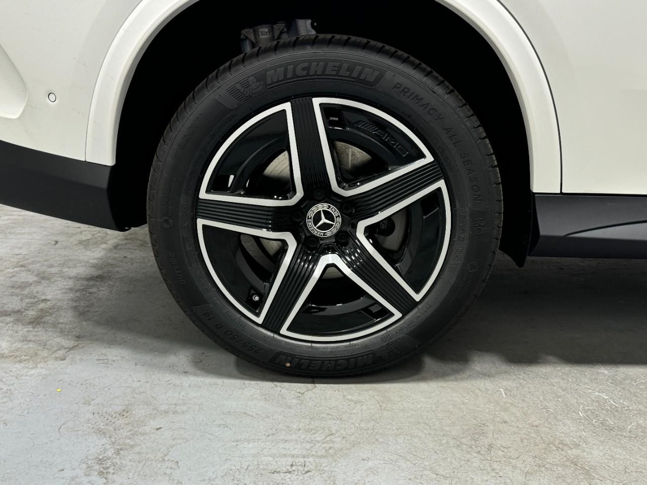 Mercedes-Benz GLC Vehicle Full-screen Gallery Image 5