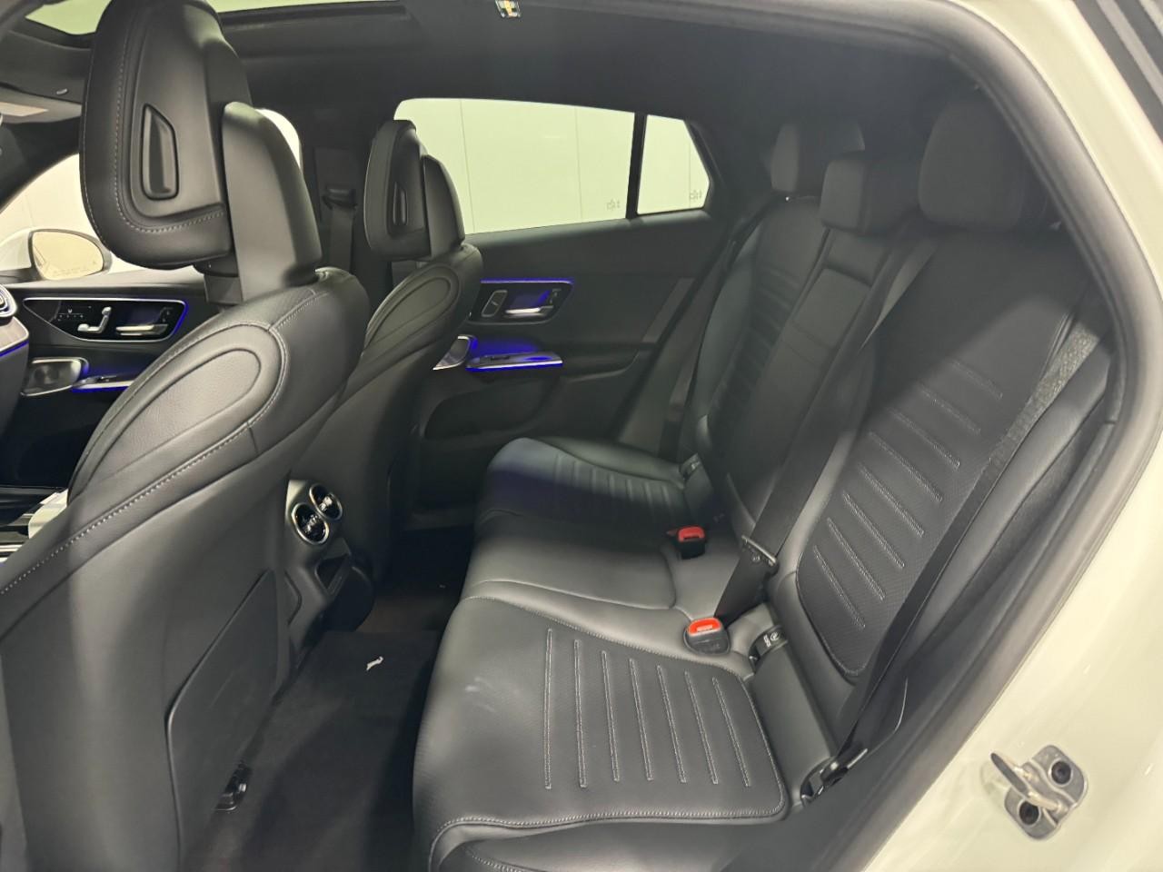 Mercedes-Benz GLC Vehicle Full-screen Gallery Image 8