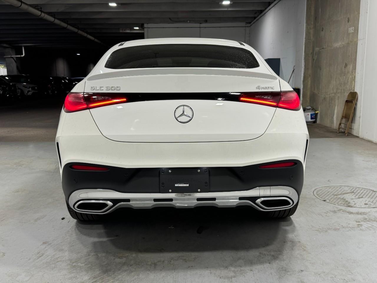 Mercedes-Benz GLC Vehicle Full-screen Gallery Image 9