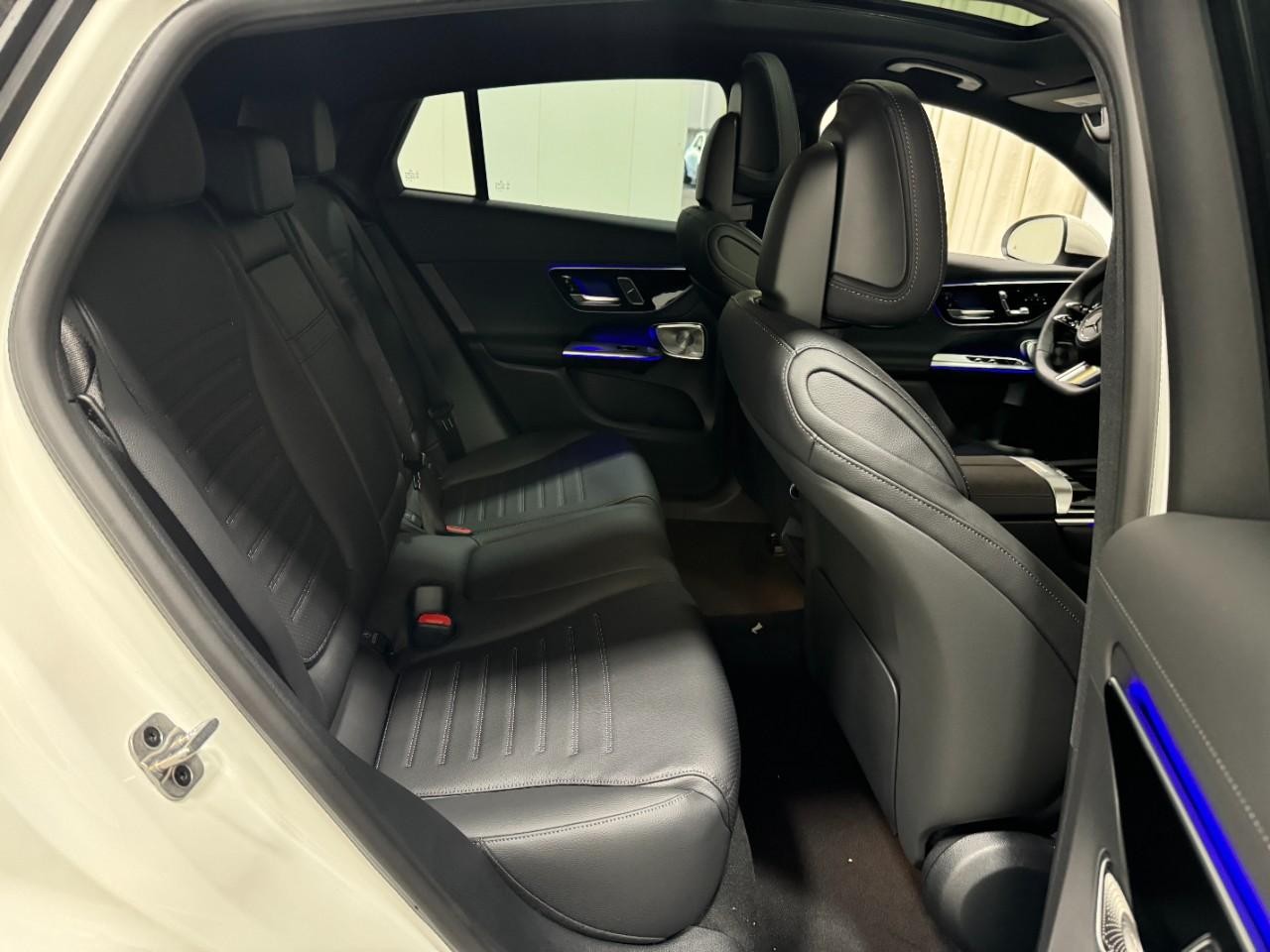 Mercedes-Benz GLC Vehicle Full-screen Gallery Image 10