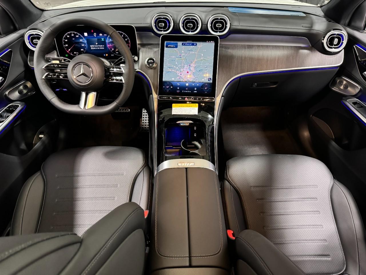 Mercedes-Benz GLC Vehicle Full-screen Gallery Image 12