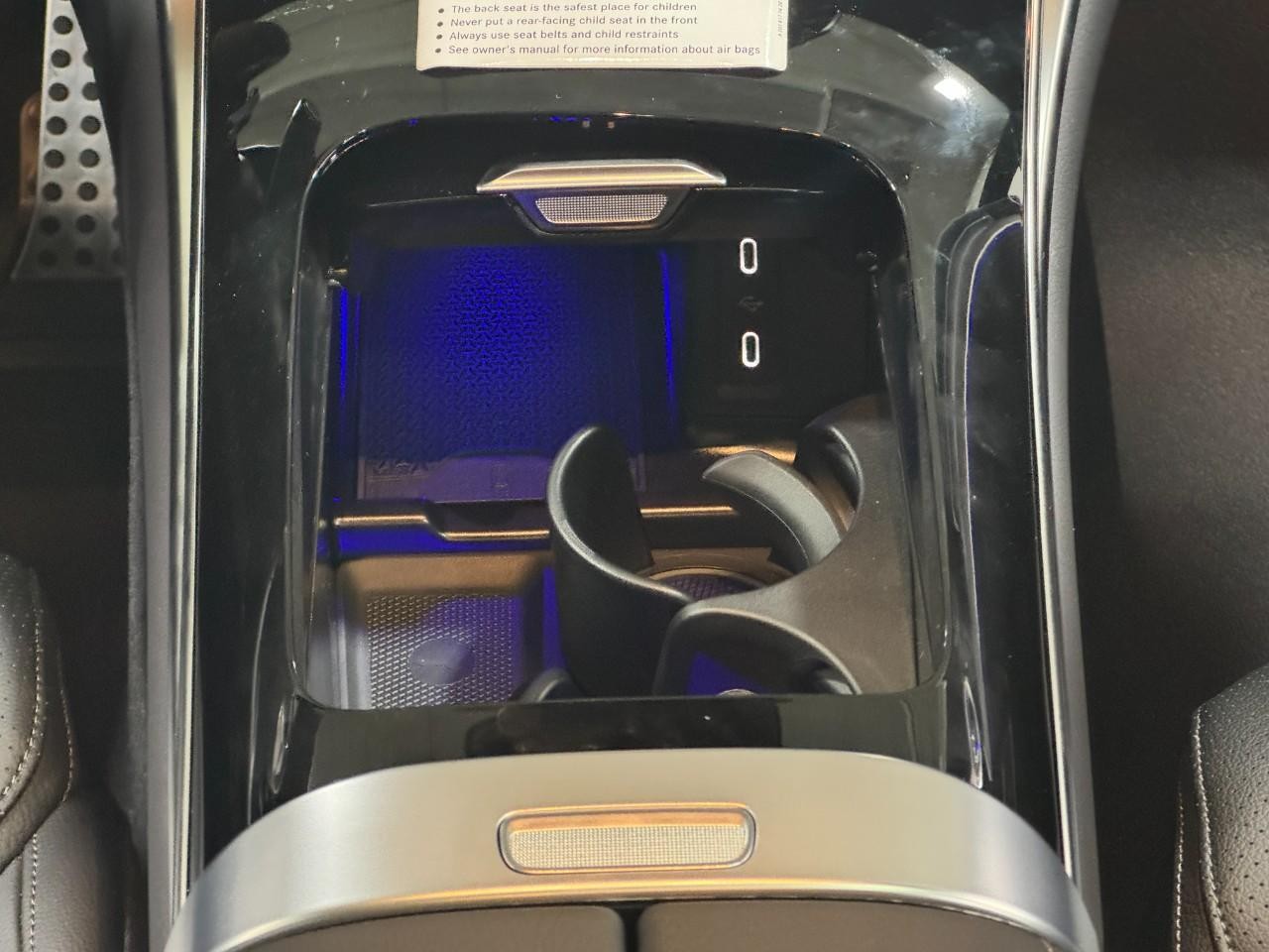 Mercedes-Benz GLC Vehicle Full-screen Gallery Image 15