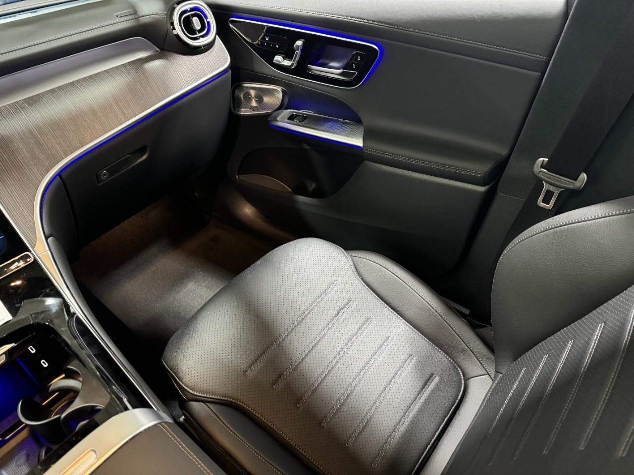 Mercedes-Benz GLC Vehicle Full-screen Gallery Image 16