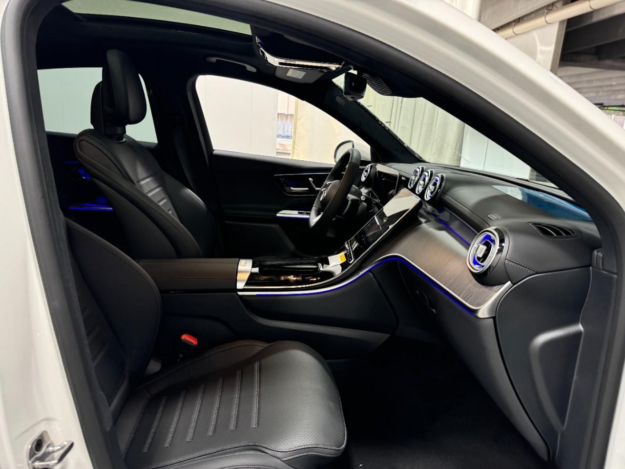 Mercedes-Benz GLC Vehicle Full-screen Gallery Image 17