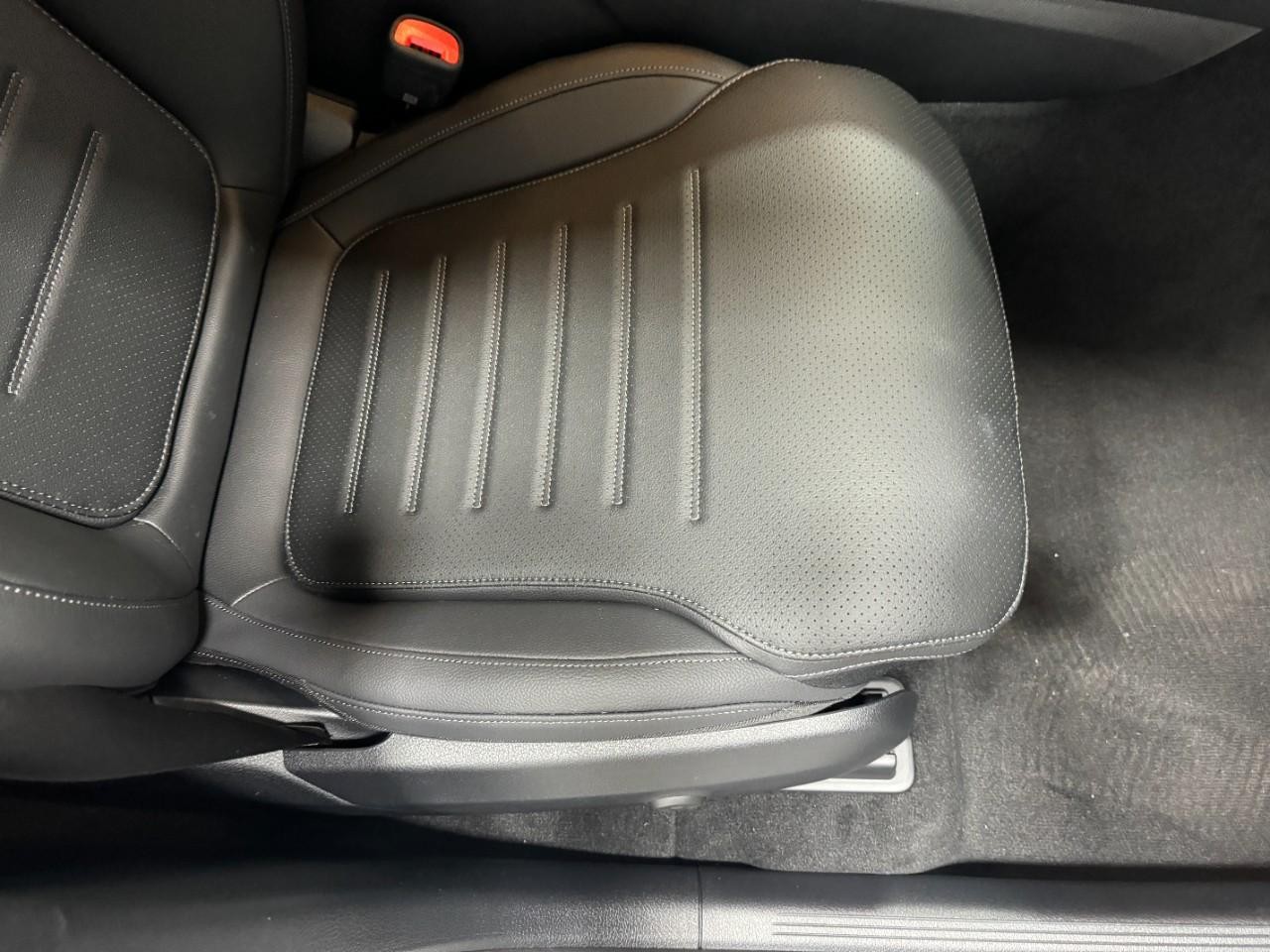 Mercedes-Benz GLC Vehicle Full-screen Gallery Image 18