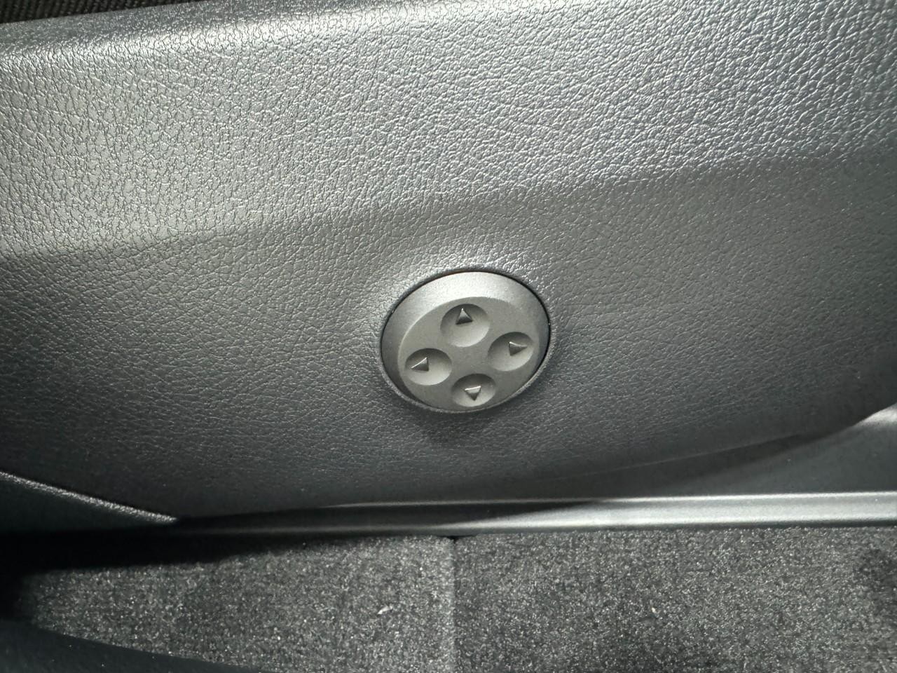 Mercedes-Benz GLC Vehicle Full-screen Gallery Image 19