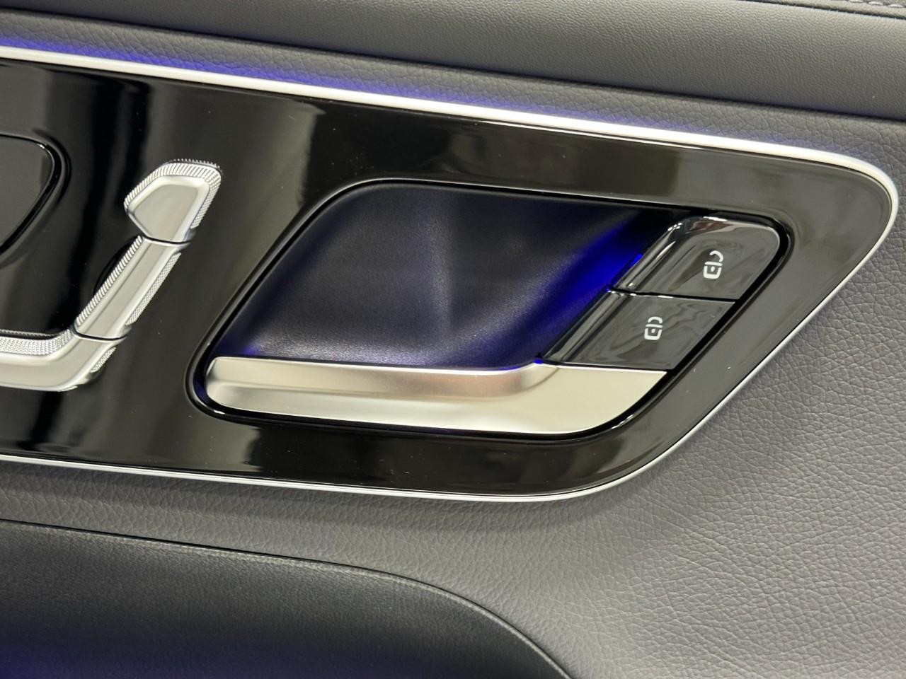 Mercedes-Benz GLC Vehicle Full-screen Gallery Image 21