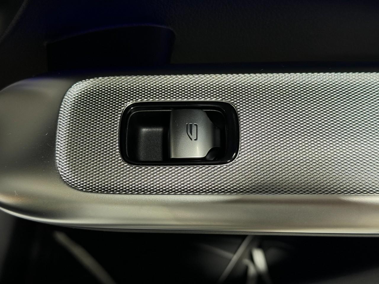 Mercedes-Benz GLC Vehicle Full-screen Gallery Image 22