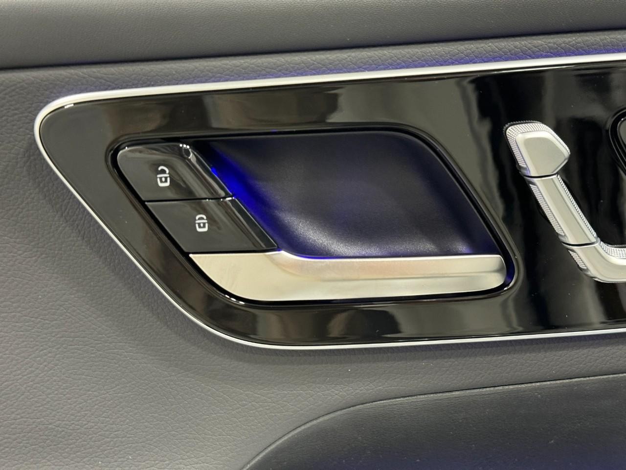 Mercedes-Benz GLC Vehicle Full-screen Gallery Image 24