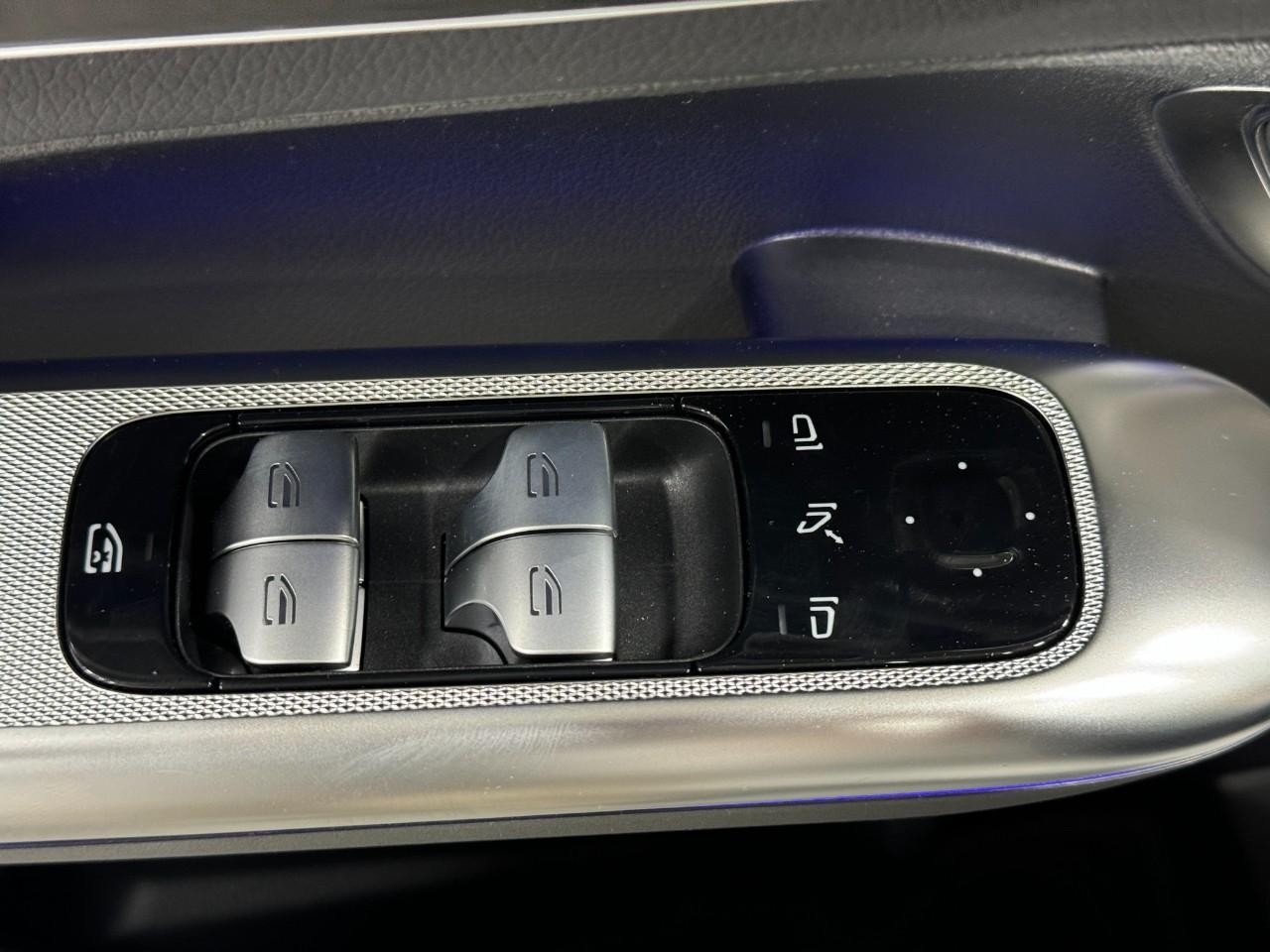 Mercedes-Benz GLC Vehicle Full-screen Gallery Image 25