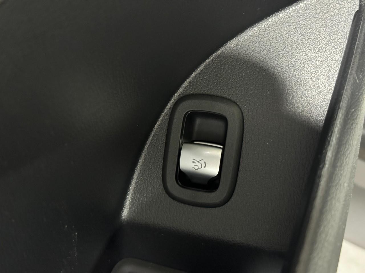 Mercedes-Benz GLC Vehicle Full-screen Gallery Image 27