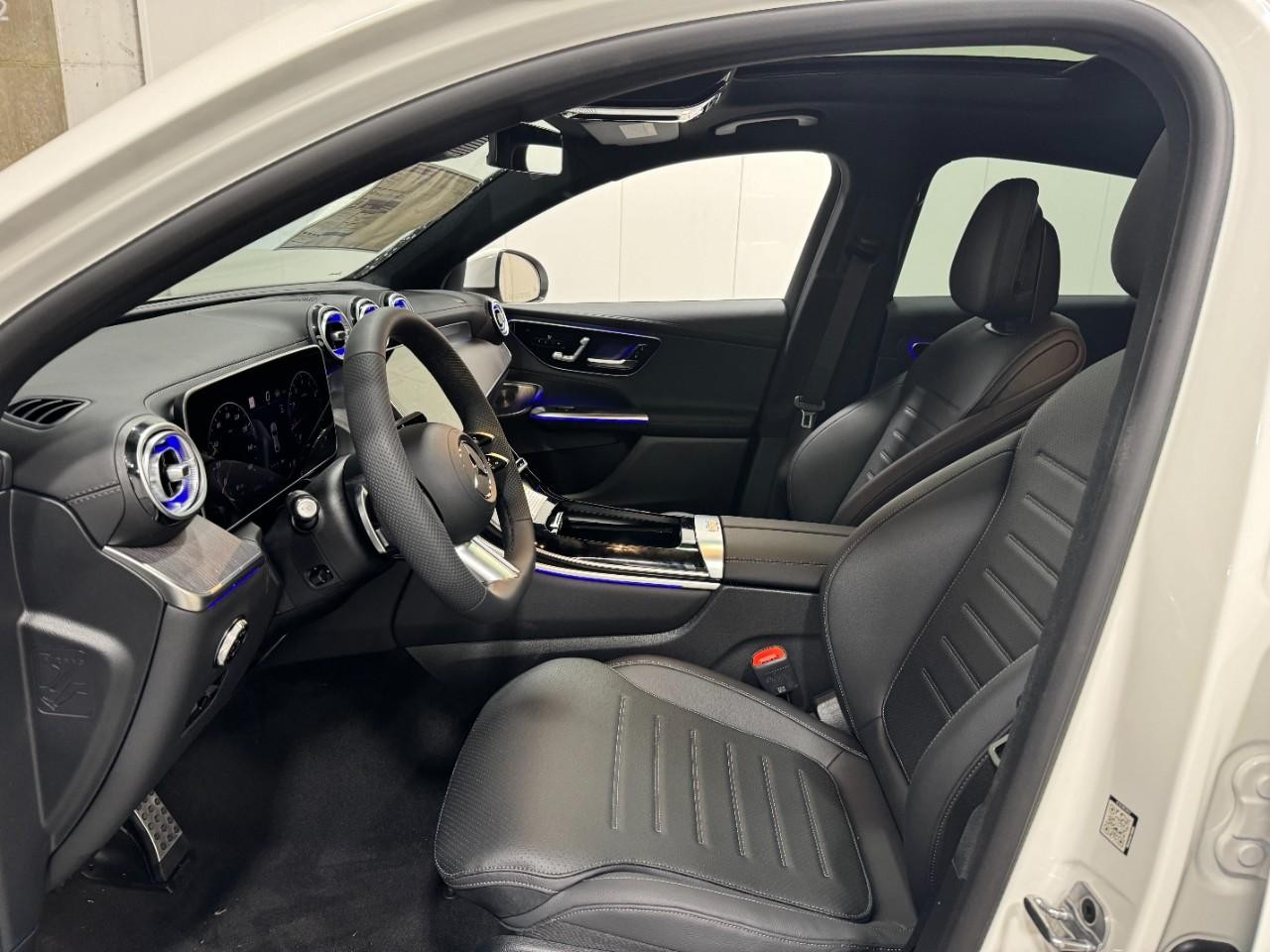 Mercedes-Benz GLC Vehicle Full-screen Gallery Image 28