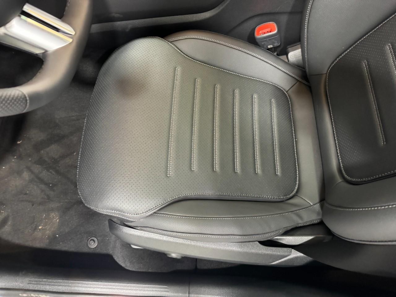 Mercedes-Benz GLC Vehicle Full-screen Gallery Image 29