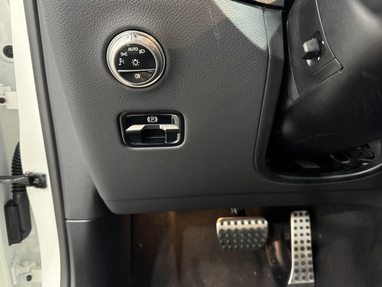 Mercedes-Benz GLC Vehicle Full-screen Gallery Image 31