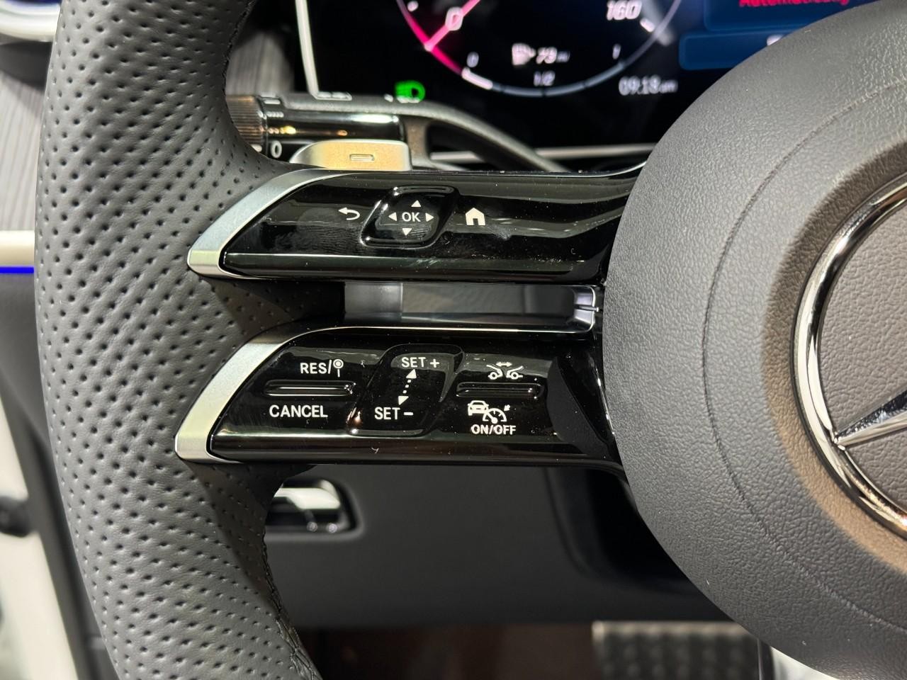 Mercedes-Benz GLC Vehicle Full-screen Gallery Image 32