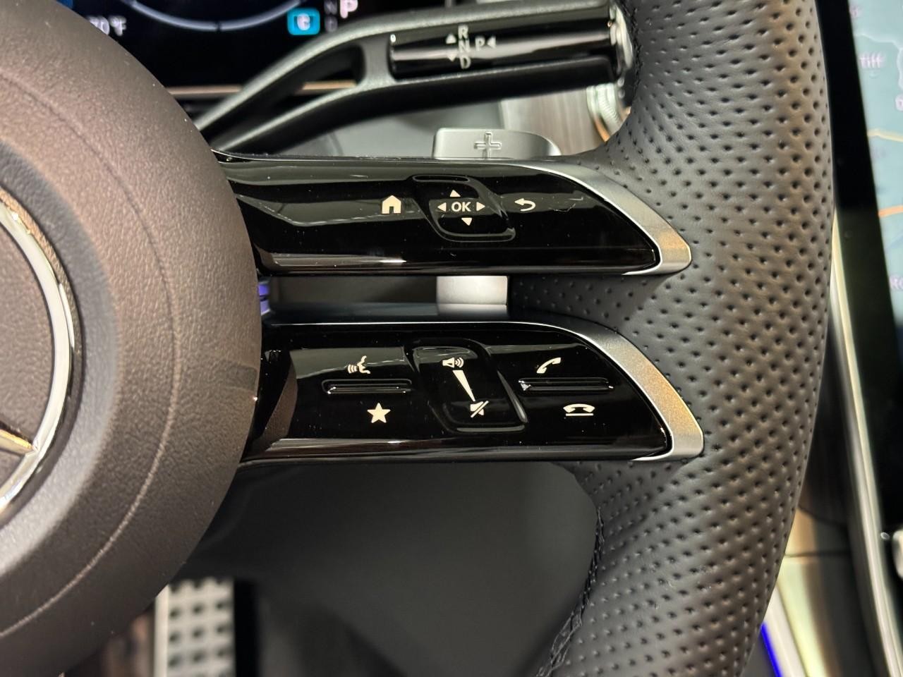 Mercedes-Benz GLC Vehicle Full-screen Gallery Image 33