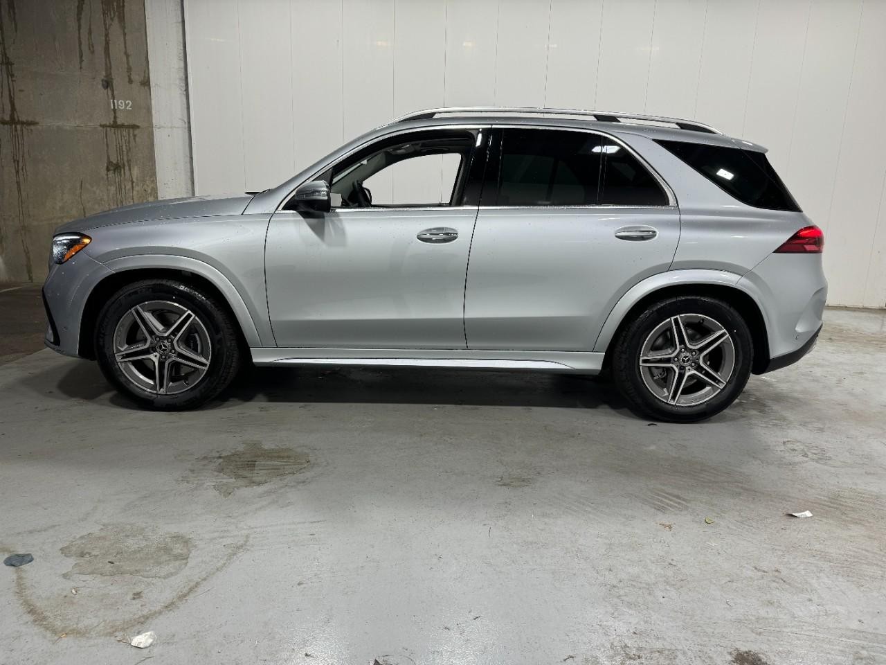 Mercedes-Benz GLE Vehicle Full-screen Gallery Image 2