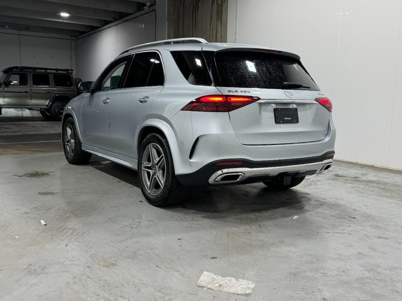 Mercedes-Benz GLE Vehicle Full-screen Gallery Image 3