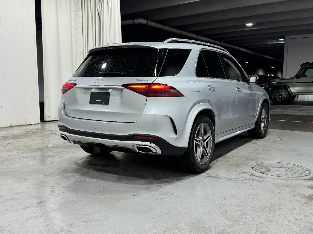 Mercedes-Benz GLE Vehicle Full-screen Gallery Image 4