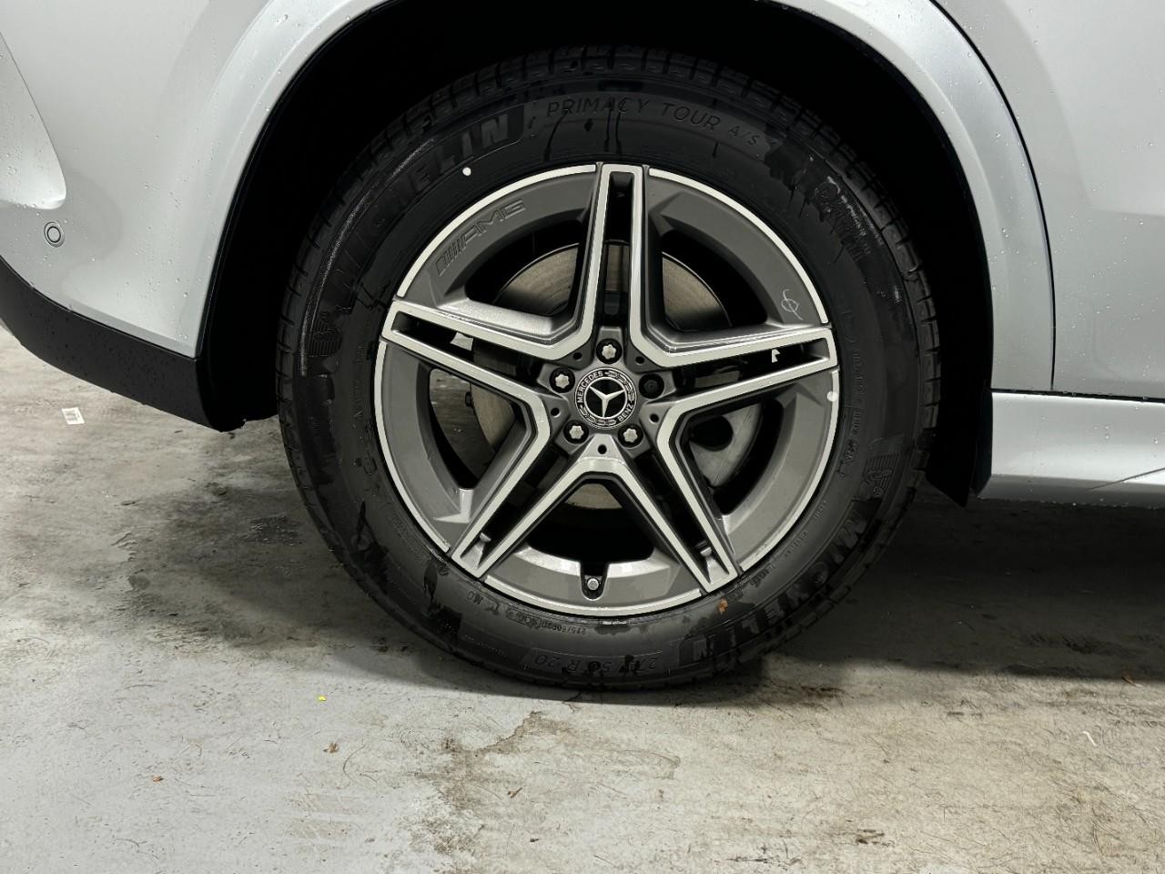 Mercedes-Benz GLE Vehicle Full-screen Gallery Image 5